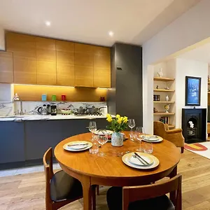 Stylish 2-bedroom Townhouse Next To Station Brighton