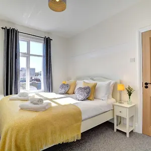Modern 4 Bedroom Townhouse Perfect Location. Brighton