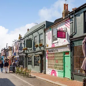 Trendy 1 Bed Flat With Roof Terrace Brighton